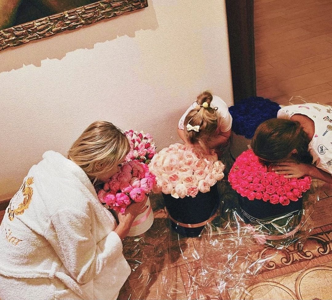 Три счастливые малышки: Светлана Лобода показала дочек и похвасталась подарком от любимого